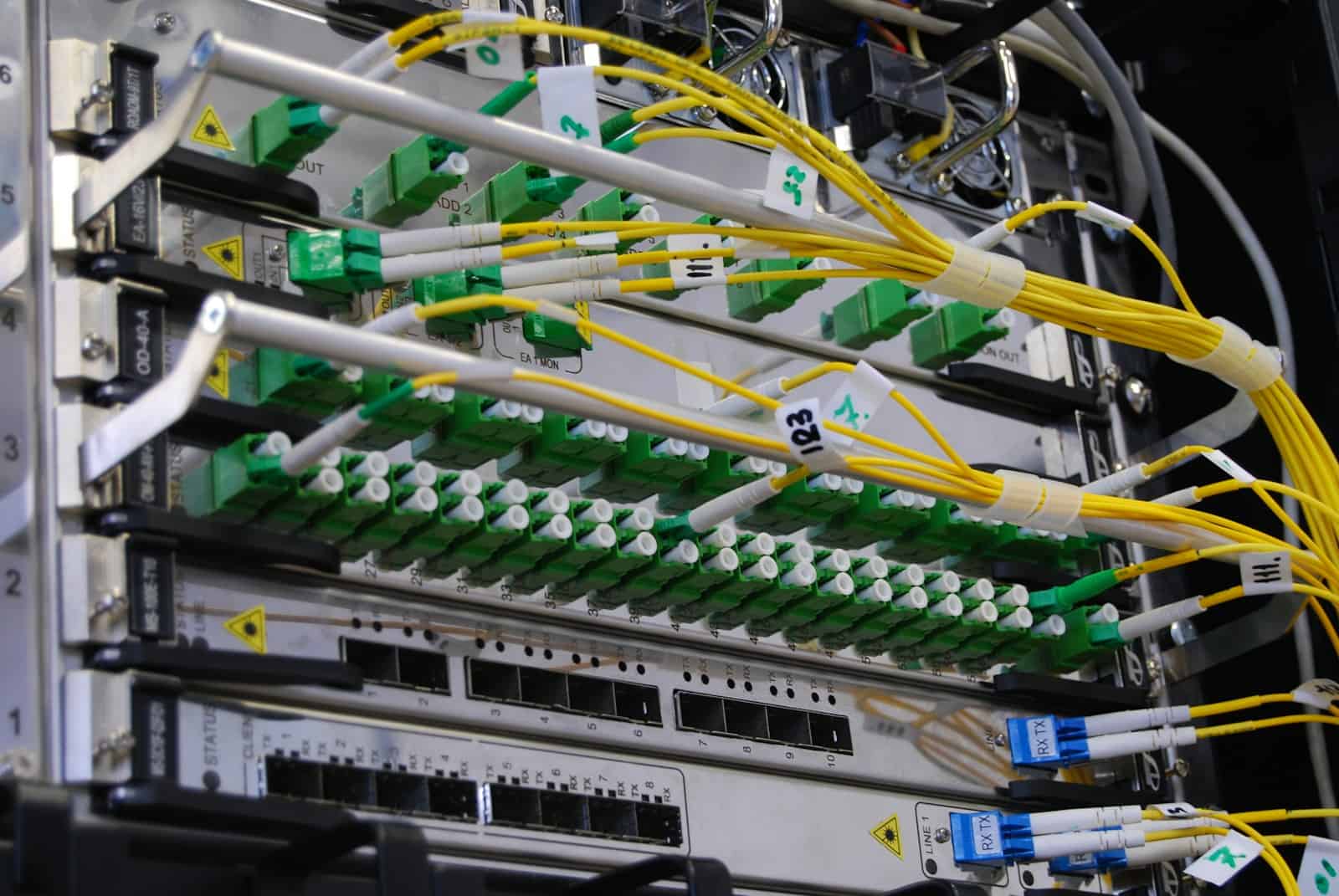 Gelbe Glasfaserkabel an einem Netzwerkverteiler