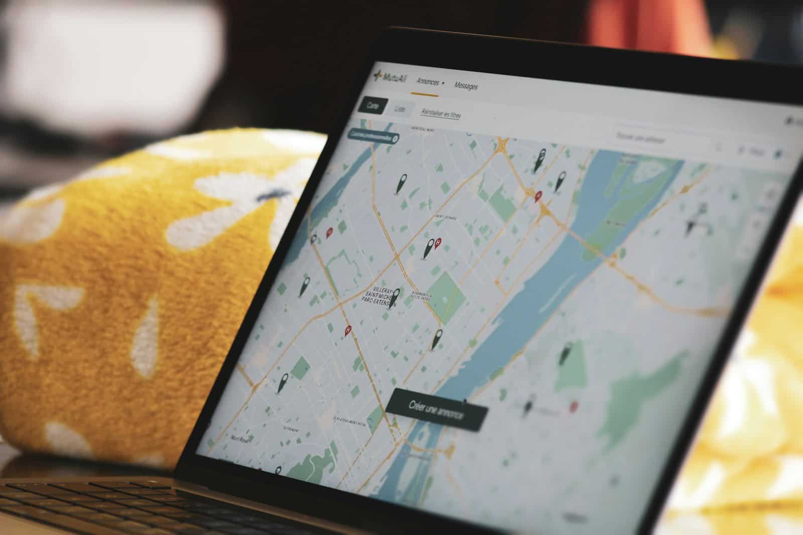 Tablet mit digitaler Karte und markierten Adresspunkten